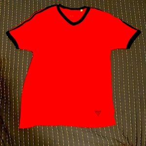 guess red and black tshirt